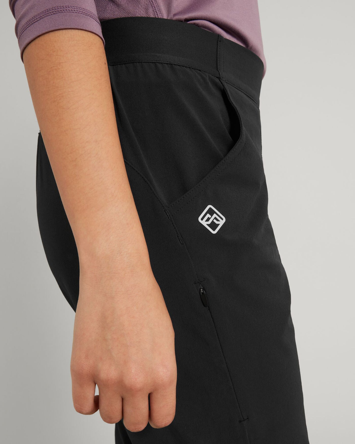 a1452_902_ult_hike_womens_jogge_e_1743634399000