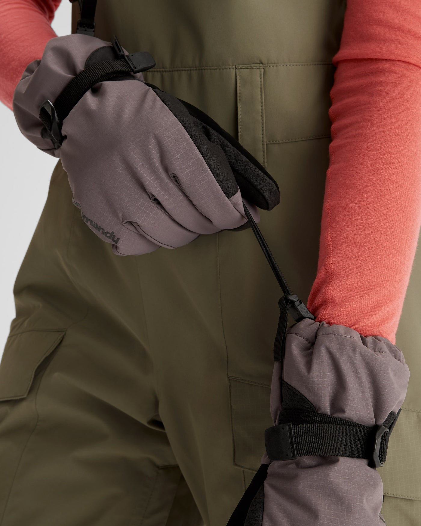 b0621_o52_pwdr_days_womens_novaloft_snow_gloves_f_1743731765000